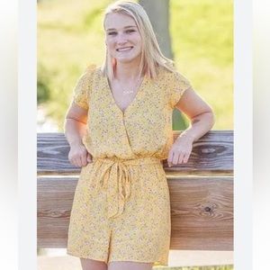 American Eagle AEO Yellow Ditsy Floral V Neck Open Back Romper Size Small
